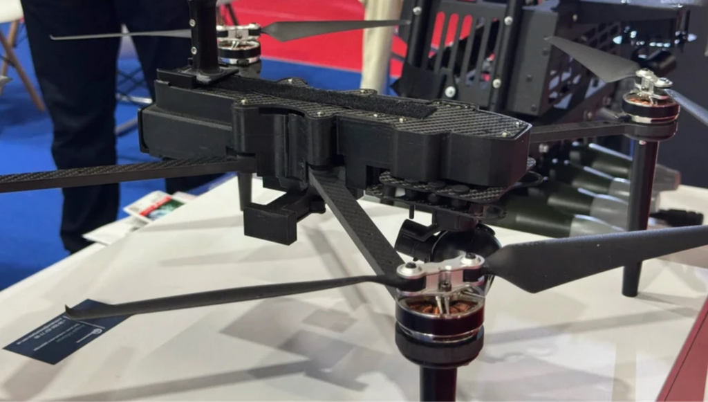 Розвідувальний дрон «Шмавік» від Reactive Drone із власною системою зв’язку
